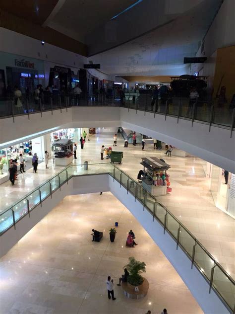 A new shopping mall have 2.2 million sq ft floor area, 350 shops and 7200 car parks. 【一場大雨 IOI City Mal l慘變"室內瀑布"】停車場突變游泳池!