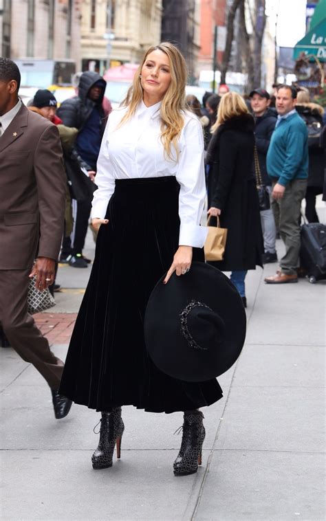 Blake lively ретвитнул(а) young center for immigrant children's rights. Blake Lively Style - Leaves an Office Building in New York ...