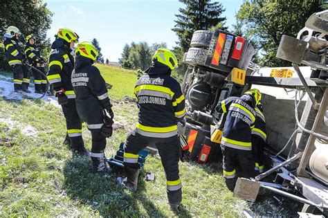Marquez balapan dengan satu setengah lengan. Während MotoGP: Feuerwehr bei Lkw-Unfall im Einsatz - Murtal