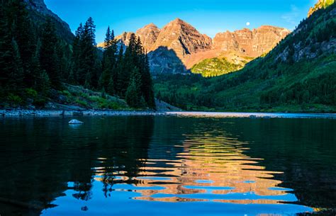 아스펜 콜로라도 미국에서 적갈색 호수에서 적갈색 종에 물 일출에 완벽 한 파문 0명에 대한 스톡 사진 및 기타 이미지 0명