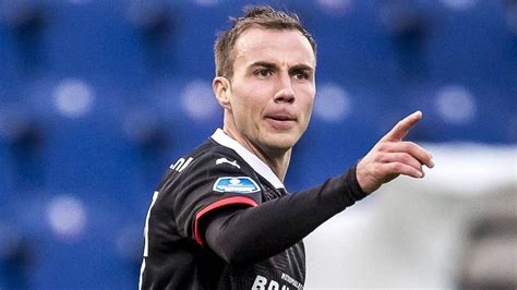 Mario götze freut sich anlässlich seines debüts für den psv eindhoven am fünften spieltag der eredivisie in zwolle über sein tor zum 1:0. Holland-Presse feiert Mario Götze: "PSV-Talente können ...