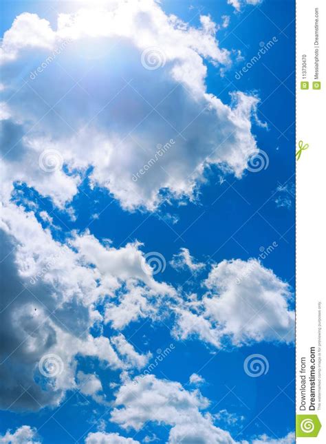 Trova immagini stock hd a tema paesaggio estivo soleggiato. Fondo Soleggiato Del Cielo Blu Con I Fasci Di Luce Solare Il Cielo Nuvoloso Drammatico Si ...
