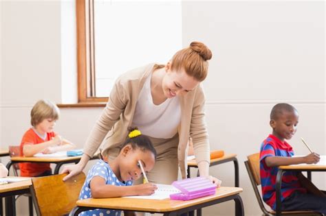 Premium Photo Teacher Helping Pupil In Classroom