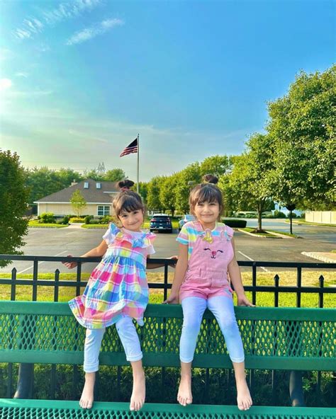 Sidra Batools Latest Beautiful Pictures With Her Daughters Reviewitpk