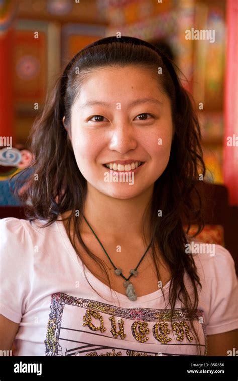 Belle jeune femme chinoise dans une maison de thé Tibétain peint de