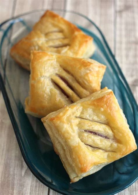 Cuban pastries made with puff pastry and filled with guava paste and cream cheese. Cuban Guava Pastries - Pastelitos de Guayaba y Queso - Mom ...