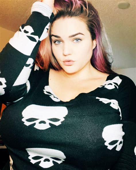 Pin On Curvy And Busty Women