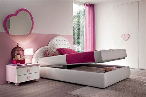Una donna è a letto con il proprio amante, quando sente arrivare il marito. Letto Cuore singolo oppure da una piazza 1/2, rivestimento ...