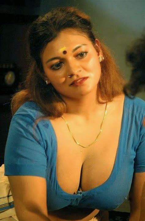 Malayalam Aunty Big Boobs Cleavage Show Photos Wallpapers Free