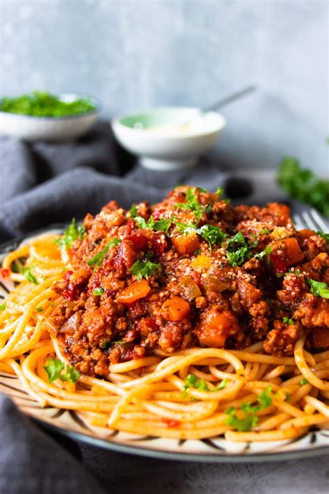 Easy Spaghetti Bolognese | Foodelicacy