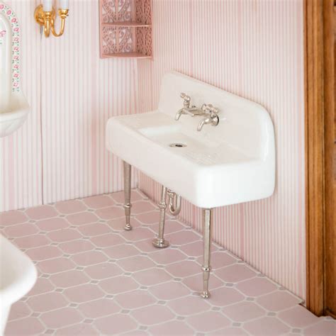 Whether you are looking for a reproduction drainboard sink, or are hunting for vintage, i've porcelain enamel bathtubs and sinks and ceramic tile of any era — and steps you can take to assess and, if required, address them. Dollhouse Miniature Porcelain Farmhouse Kitchen Sink ...