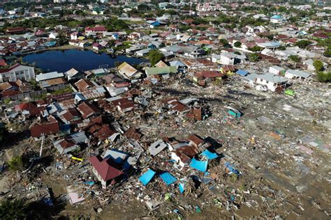 Terremoto Indonesia, sale a 1.200 il numero delle vittime: fosse comuni