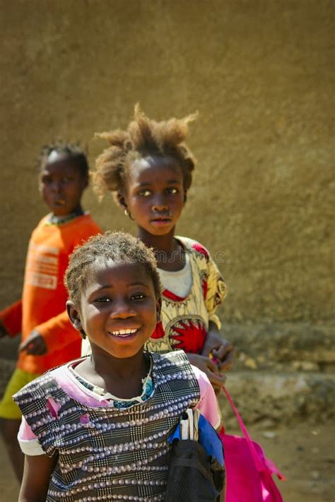 Portada De Niños Africanos Que Son Muy Pobres En Senegal En La Escuela En El Arbusto Fotografía