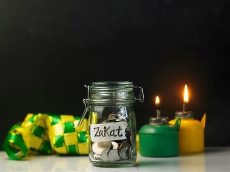 Golongan ini berhak menerima zakat secukupnya yang bisa digunakan untuk pulang ke tempat asalnya atau melanjutkan berpergian. 8 Golongan yang Berhak Menerima Zakat Fitrah Menurut Al ...