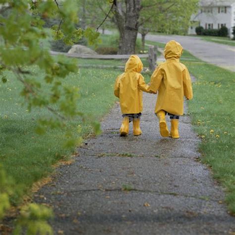 Menyediakan aneka jas hujan, jas hujan anak, selimut,payung hujan,sarung sepatu hujan, aksesoris musim hujan. 14+ Gambar Orang Pake Jas Hujan Lucu - Arti Gambar