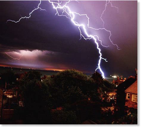 Violent Super Storm Hits The Uk With 70000 Lightning Strikes