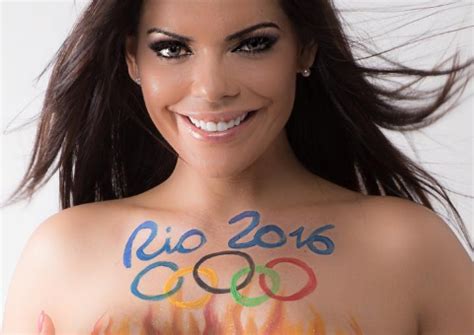 Suzy Cortez posa nua pintura corporal em homenagem às Olimpíadas