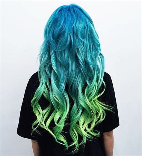 In case you haven't noticed, bright crazy rainbow hair is everywhere (megan just showed us more evidence straight from the runway), and whether you love green hair is a fun way to spice up your style. 21 Pretty Ways to Wear Hair Curls