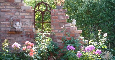Individuelle mauerwerke lassen sich ganz einfach selbst gestalten und kombinieren optik mit funktionalität. Im Trend: Eine Ruine als Gartendeko | Garten, Garten deko ...