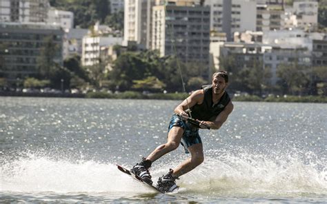Adrenalina pura Klebber Toledo faz manobras radicais no wakeboard fotos em Extras Império