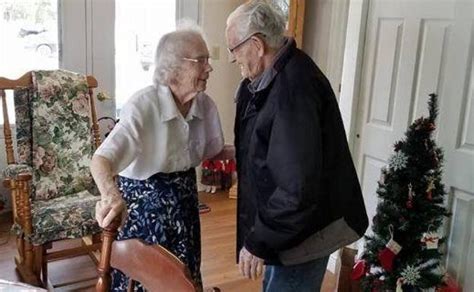 Obligan A Una Pareja De Ancianos A Pasar Su Primera Nochebuena