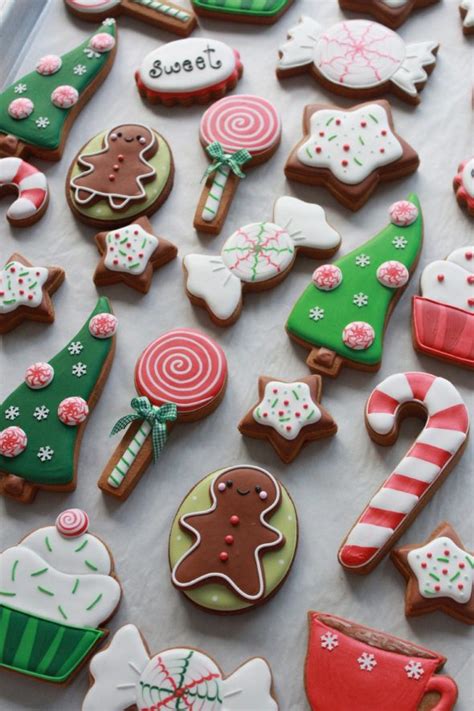 Charming country christmas images are perfect for a homespun christmas cookie! How to Color Icing Red | Sweetopia