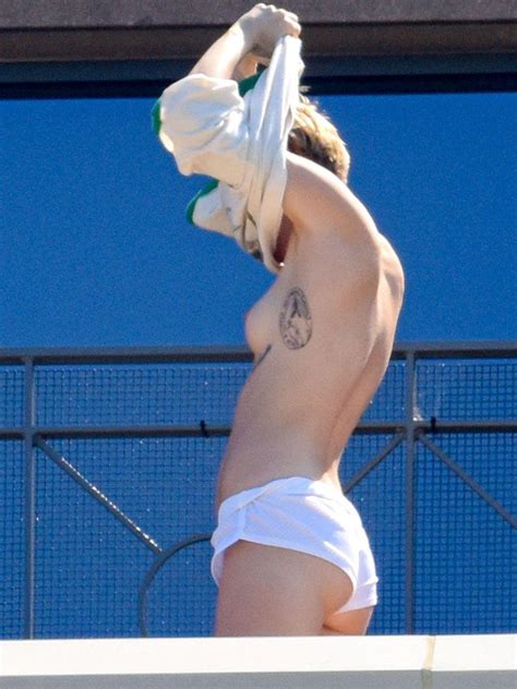 Miley Cyrus Topless On Hotel Balcony In Australia Photo Nude