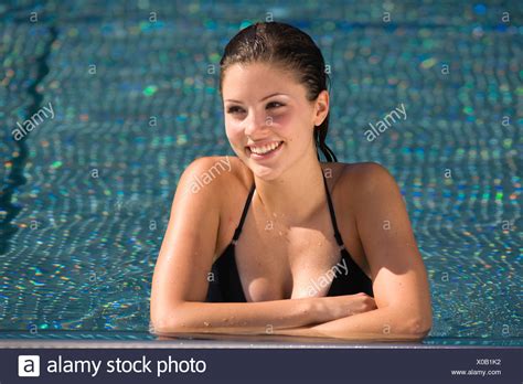 mädchen wasser bikini pool badewanne baden junge frau schwimmbad sommer erholung porträt
