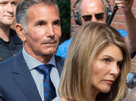 lori loughlin husband mossimo giannulli to plead guilty in college admissions scandal the