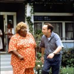Disguised as an old lady, an fbi agent (lawrence) attempts to protect a beautiful federal witness and her. Big Mamas Haus - Film 2000 - FILMSTARTS.de