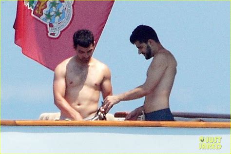 Photo Joe And Nick Jonas Casually Flaunt Their Shirtless Bods