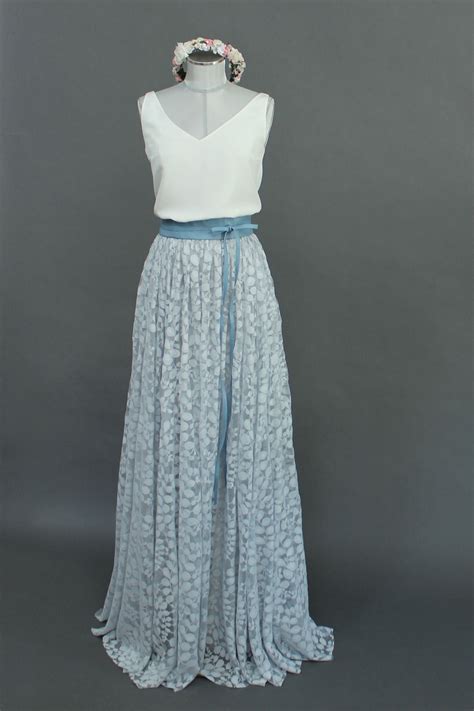 Check spelling or type a new query. Schlichtes Brautkleid mit Brautbluse aus Seide und ...
