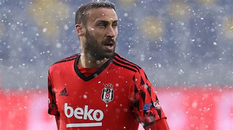 Dizindeki ödem nedeniyle tedavi gören cenk tosun koşulara başladı. Beşiktaş'ta Cenk Tosun koşulara başladı
