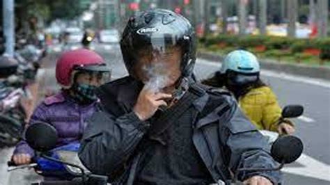Merokok Sambil Berkendara Terancam Denda Rp Jutaan