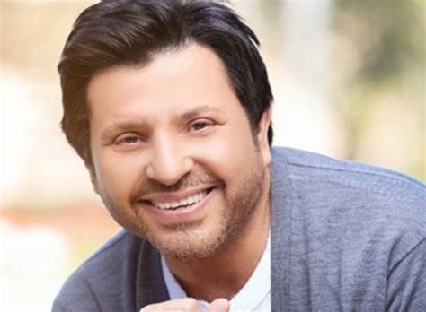 وقد نشر الفنان هاني شاكر صوراً له مع زوجته بعد حصوله على الإقامة الذهبية عبر حسابات على «تويتر» «فيسبوك» و«انستقرام»، وأرفقها بتعليق: هاني شاكر يطرح اغنيته الجديده انزل شارك بمناسبة الانتخابات ...