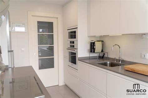 ¿buscando cocinas blancas y grises? Cocina blanca moderna con comedor - Cocinas Suarco ...