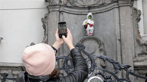 Un confinement pourrait être instauré 7 jours sur 7 en. Ce Covid boy est le Manneken Pis «fêtant» le premier anniversaire du confinement en Belgique
