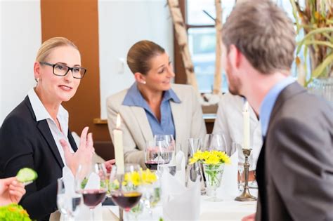 Equipo En La Reunión De Almuerzo De Negocios En El Restaurante Foto