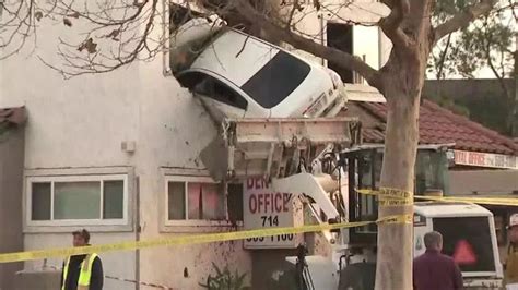 Flying Car Crashes Into Second Floor Of Us Building Olomoinfo