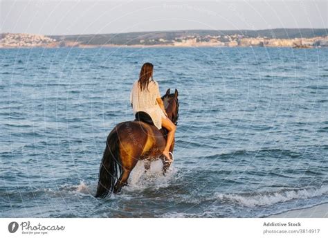 Sch Ne Nackte Frau Zu Fu Am Strand Mit Ihrem Pferd Bei Sonnenuntergang