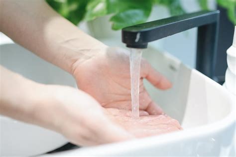 Dadurch erfolgt das reinigen ohne chemische zusätze und lediglich auf durch wasserdampf. Dampfreiniger für Fliesen - das müssen Sie wissen ...