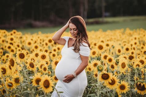 Maternity Sunflowers | Maternity photo outfits, Maternity photography outdoors, Maternity ...