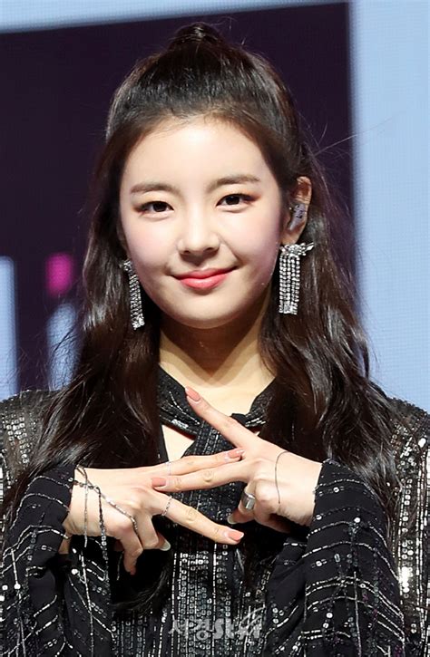 10,807 likes · 9 talking about this. ITZY 리아, 감탄을 부르는 미모 (ITZY 쇼케이스)