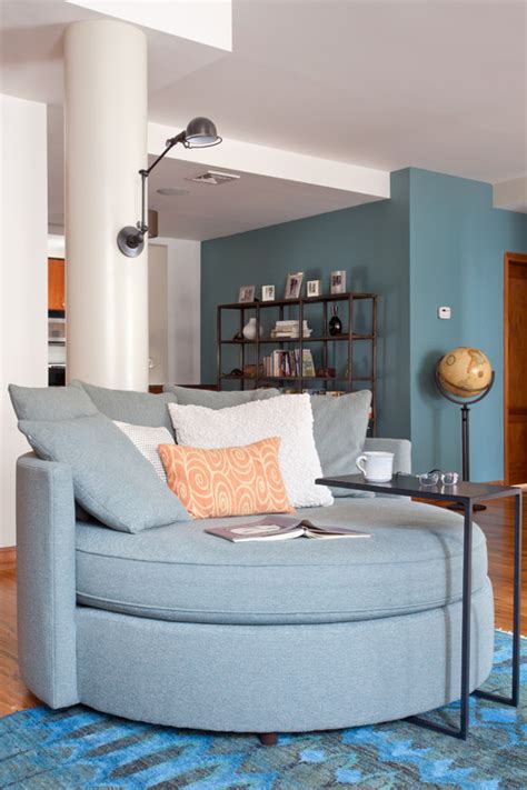 As a neutral shade, tan or cream colors can bring some warmth to a space while also acting as the perfect backdrop for some rich teal accents. Remodelaholic | Color Spotlight: Benjamin Moore Aegean Teal