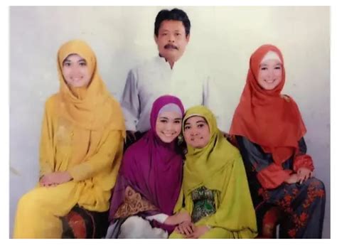 Ria ricis sendiri diketahui sedang berada di luar kota. Ultah ke-25, Ini 7 Potret Jadul Ria Ricis sebelum Jadi ...