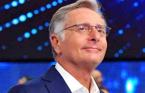 Dalla tv dei ragazzi ai grandi successi televisivi insieme all'amico e collega luca laur. Paolo Bonolis 'Ce l'ha lungo': in costume mostra le sue doti