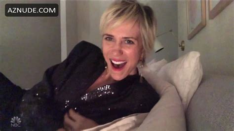 Kristen Wiig Flashes Her Boobs During The Saturday Night