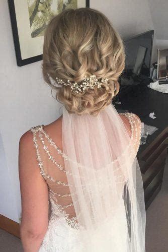 We list out 50 different bridal hairstyles for curly hair which are simple yet classy. 42 Dreamy Wedding Hairstyles With Veil | Wedding Forward