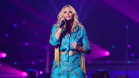 Miranda Lambert Stops Her Vegas Show To Address Selfie Taking Concertgoers Iheart