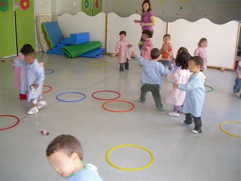 He aquí un juego para niños en casa que combina el tiro al blanco con el lanzamiento de avioncitos de papel. Todo sobre Tarzán: Actividades para el aula